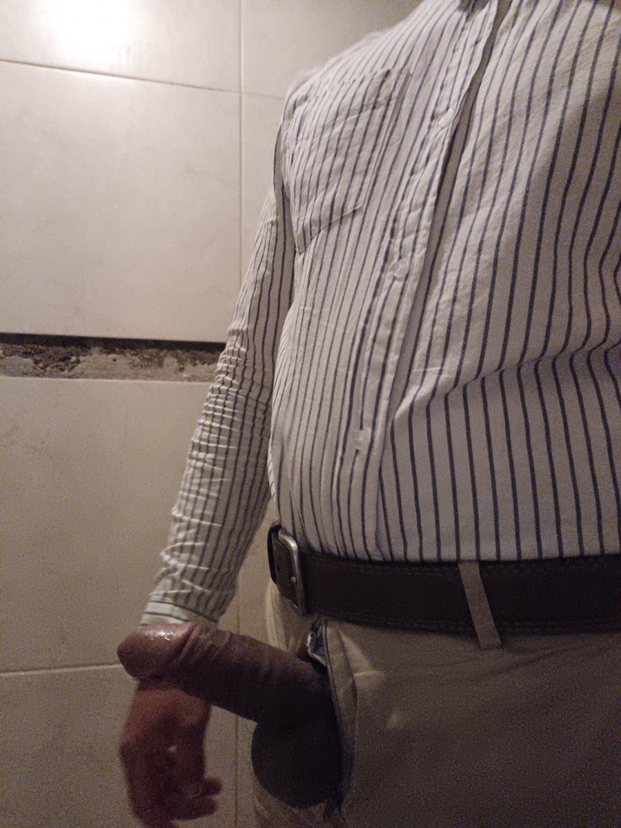 leo_jero0's tweet photo. Creo ocupo una mano 
🔥
Quien me ayuda a meterla al pantalón 😏 https://t.co/69rVkXhre3