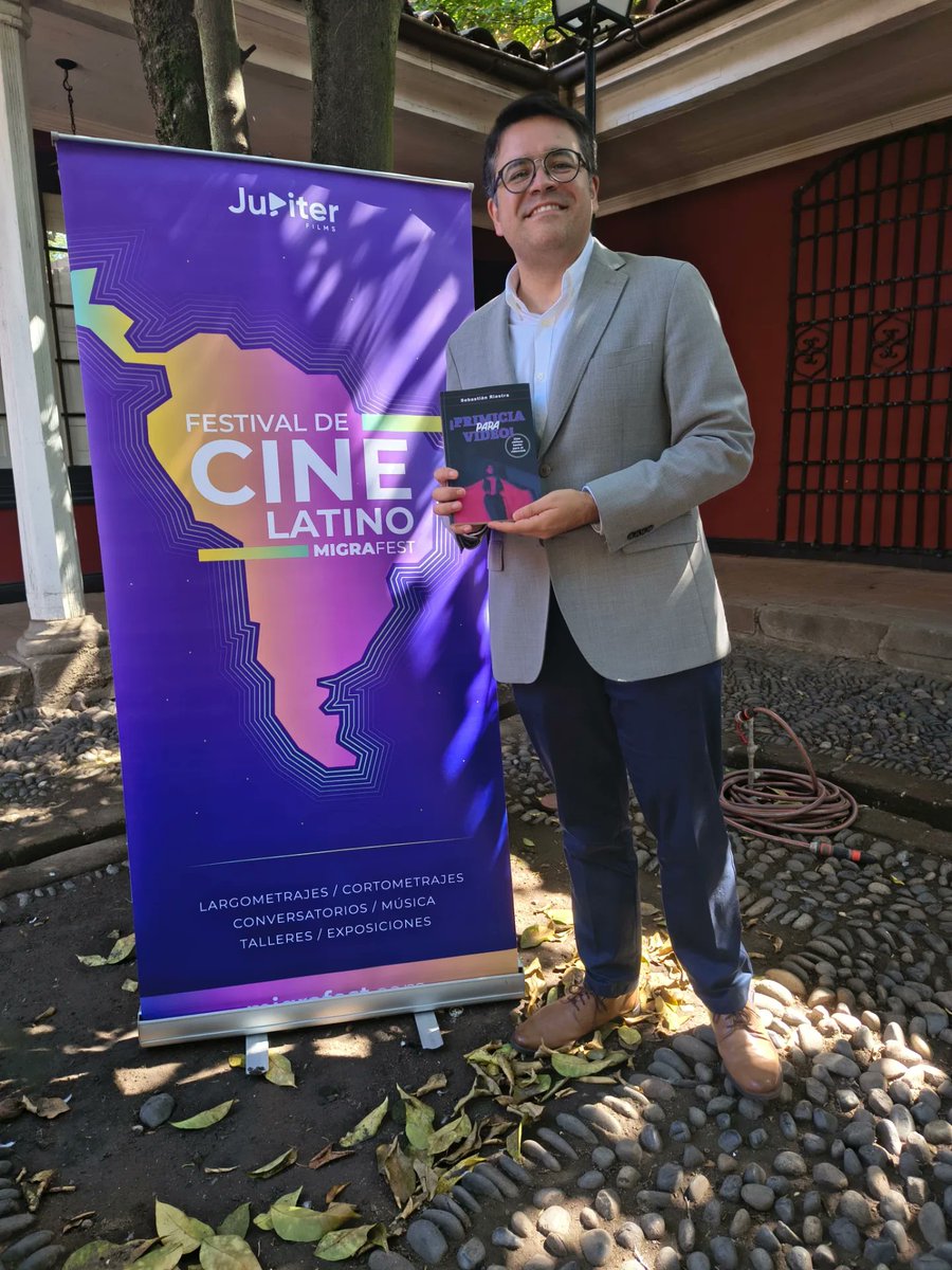 ESTE FIN DE SEMANA EN "DIARIO MAULE HOY", ENTREVISTA CON SEBASTIAN RIESTRA, AUTOR DE "PRIMICIA PARA VIDEO".
Conversamos con su autor sobre este original libro que se construye sobre la base de entrevistas a los realizadores chilenos que utilizaron el formato VHS para su difusión.