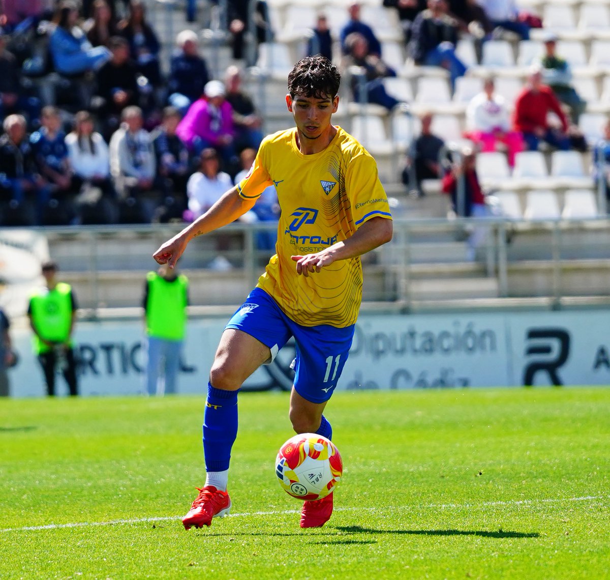 UD_Tomares's tweet photo. 😈1️⃣1️⃣💛

🔜 ¡A por el Chiclana CF! 🎯 

📸 @_noob_pics_ 
#AquiEstamosOtraVez https://t.co/ybOojIjl1n