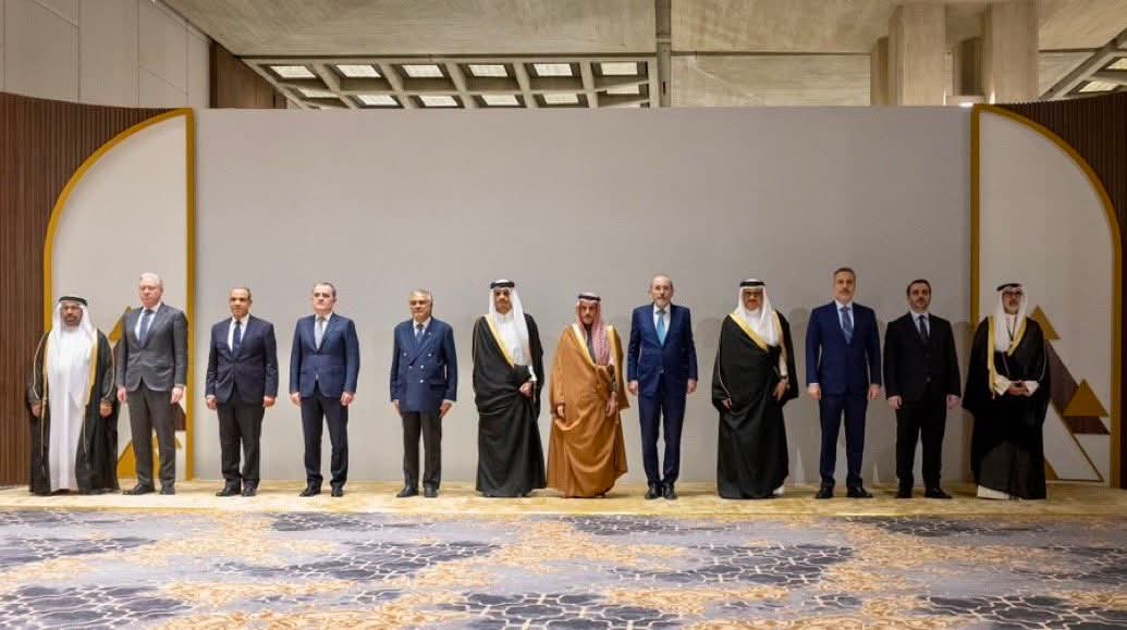 Huseyinimir06's tweet photo. Bugün, Gazze’den Sudan’a, İran’dan Lübnan’a kadar uzanan İslam coğrafyasında halklar saldırı, kuşatma ve büyük bir acı altında bayramı karşıladı. 

Emperyalist ve siyonist saldırganlık her geçen gün daha da pervasızlaşırken, İslam dünyasının içine sürüklendiği dağınıklık ve pasiflik bu tabloyu daha da ağırlaştırmaktadır.

Mescid-i Aksa’nın Ramazan ayında ve bayram günlerinde kapalı tutulması, statüsünün fiilen değiştirilmeye çalışılması ve işgal politikalarının bu derece ileri taşınması, yalnızca Filistin’e değil tüm ümmete yönelik açık bir meydan okumadır.

Ancak en dikkat çekici ve kaygı verici gelişme, Arap ve İslam ülkeleri Dışişleri Bakanları İstişari Toplantısı’ndan çıkan bildirinin ortaya koyduğu zayıf ve edilgen tutumdur. Bu bildiri; ABD ve İsrail’in açık saldırganlığını görmezden gelmiş, sorunun kaynağını gizlemiş ve saldırganı cesaretlendiren bir zemin oluşturmuştur.

Nitekim bu pasif ve gerçeklikten kopuk yaklaşımın sonucu çok geçmeden sahada görülmüştür. İsrail, bu sessizlikten ve zayıf tepkilerden aldığı güçle bugün Lübnan ve İran’ın yanı sıra Suriye’yi hedef almış, Suriye ordusunu bombalayacak kadar ileri gitmiştir. Bu saldırı, İslam dünyasındaki siyasi zaafın doğrudan bir sonucudur.

Daha da vahimi, bazı Körfez ülkelerinin ABD’nin bölgedeki askeri varlığına ve İran’a karşı savaşına hava sahası ve topraklarını kullandırarak destek vermesine rağmen, hedefe meşru müdafaa hakkını kullanan İran’ı koymasıdır. Birleşmiş Milletler Şartı’nın 51. maddesi açıkken, saldırganı değil saldırıya uğrayanı hedef alan yaklaşım, adaletle ve gerçeklikle bağdaşmamaktadır.

Bugün gelinen noktada açıkça görülmektedir ki; bölgedeki savaşın ve istikrarsızlığın temel kaynağı ABD’nin müdahaleci politikaları ve siyonist rejimin sınırsız saldırganlığıdır. Buna karşı ortaya konulan sessizlik, yalnızca yeni saldırıların önünü açmaktadır.

Bugün ABD’ye lojistik üs, siyasi destek ve askeri zemin sağlayarak bu saldırganlığa ortak olanlar, yarın bu ateşin doğrudan hedefi haline gelecektir. Washington’un bölgede kurmaya çalıştığı denklem, bu ülkeleri fiilen birer kara gücü ve ileri cephe hattı olarak kullanmaya dayanmaktadır. Topraklarını açarak savaşı derinleştiren ülkeler, aslında kendi coğrafyalarını hedef haline getirmekte, çatışmanın genişlemesine zemin hazırlamakta ve halklarını geri dönülmez bir riskin içine sürüklemektedir. 

Savaşı durdurmanın yolu İran’ı suçlamak değil; ABD’nin bölgedeki varlığına karşı net bir duruş sergilemek ve onun desteği olmadan varlık gösteremeyecek olan siyonist rejimin saldırganlığına karşı gerçek bir direnç oluşturmaktır.

Derhal saldırganı açıkça teşhis eden ve caydırıcı irade ortaya koyan bir birlik sağlanmalıdır. Aksi halde bu pasiflik, yeni saldırıların ve daha büyük yıkımların doğrudan sebebi olmaya devam edecektir.