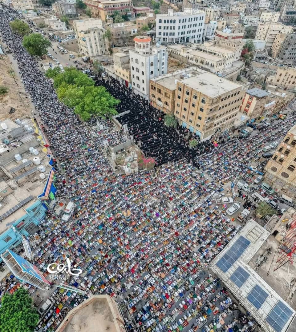 EshraqAlmaqtari's tweet photo. في وسط #تعز حيث صلاة العيد رسالة  معبرة للعالم ، تقول: ان اليمنيين هنا قدمو من #اب و #ذمار و #صنعاء وغيرها، ليتنفسوا الحرية التي حرمهم منها #الحوثي ، وان تركهم تحت سيطرة سلاح جماعة مسلحة هو تخلي عن ��وهر اساسي من التضامن الدولي، وسيضر ليس باليمن وشعبه، بل الضرر اقليمي ودولي. https://t.co/MIVZYy15oj
