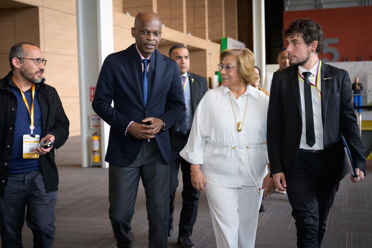 En el marco del Foro CELAC–África, Colombia sigue fortaleciendo sus relaciones internacionales 🤝

La canciller Rosa Yolanda Villavicencio Mapy, junto al director de la Academia Diplomática <a href="/AcademiaDiploCo/">Academia Diplomática de Colombia</a>, Harol Gonzalez Duque, 👇