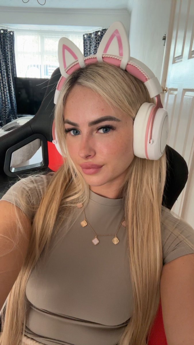 ThatLiv17's tweet photo. What do you think I play?👾 https://t.co/AUbGlt8JFk