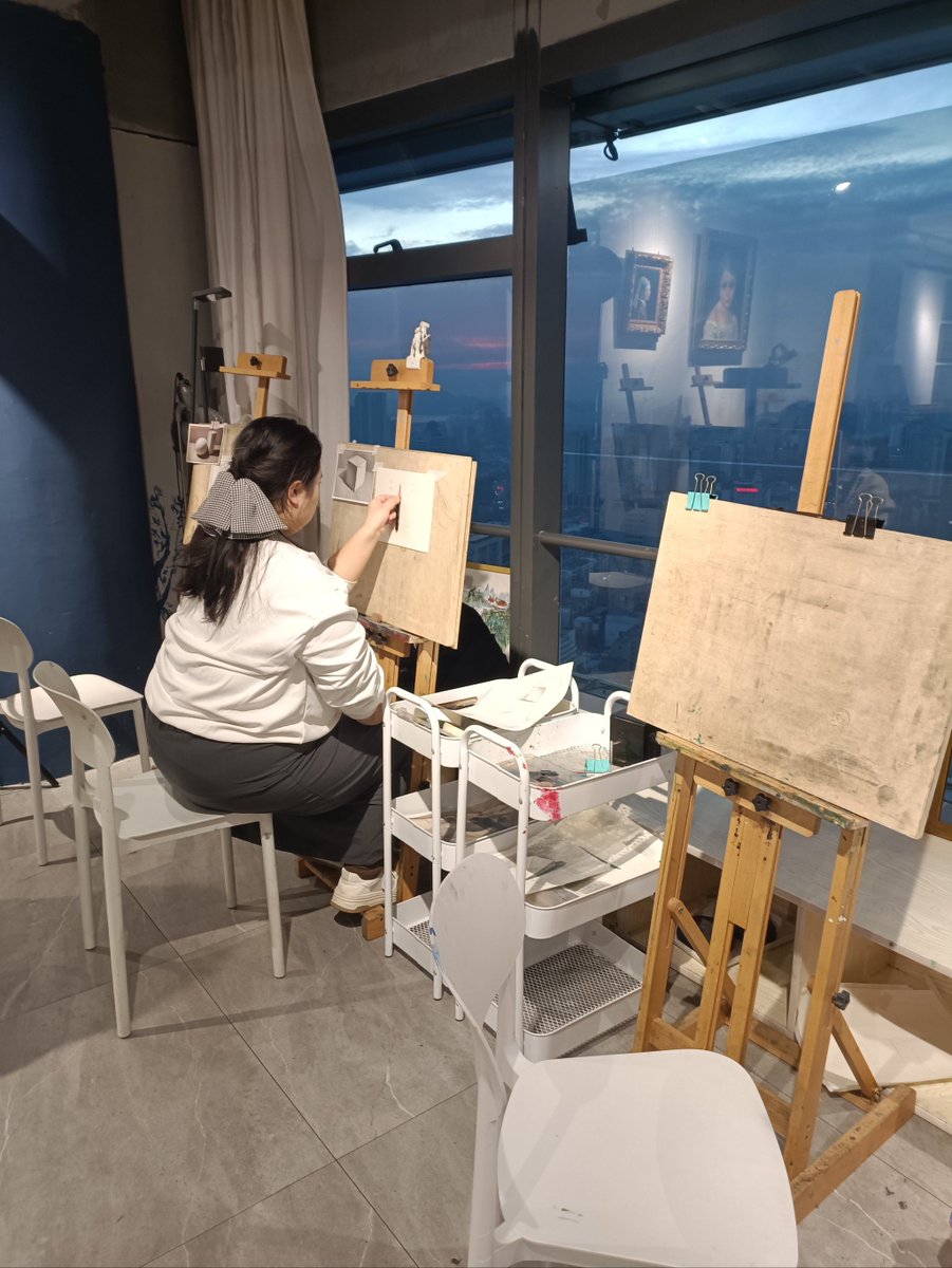 unnikrishnanmal's tweet photo. 周末躲进老巷画室，指尖蹭着松节油香，颜料在画布晕开像揉碎的日落——原来艺术不是远观的星，是握在手里的暖光 附定位：XX老巷13号画室 https://t.co/dyF3xvc1E4