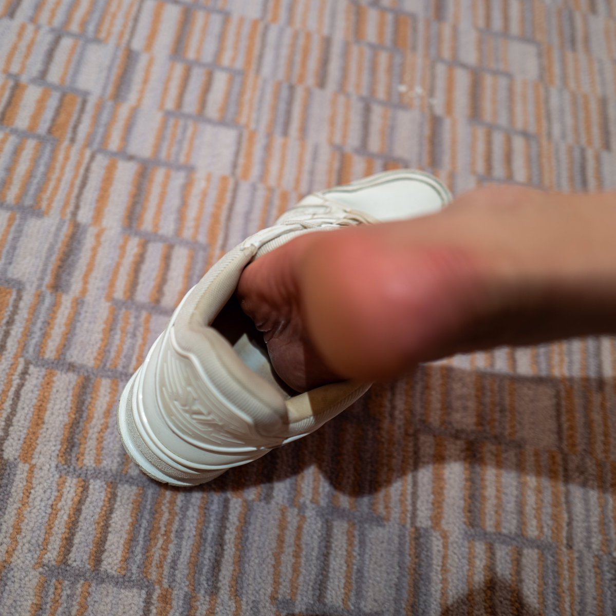 serenex_uk's tweet image. 被教练嫌弃LV球鞋臭臭的～

被要求倒上甜牛奶换换味道～

光脚穿着健身味道会怎么样呢～

#LV #路易威登 #Trainer #小白鞋 #球鞋 #运动鞋 #棉袜 #白袜 #惩罚 #反差 #毁鞋 #玩鞋 #虐鞋 #白富美 #富家女 #羞辱 #羞耻 #WAM #Wet #Messy