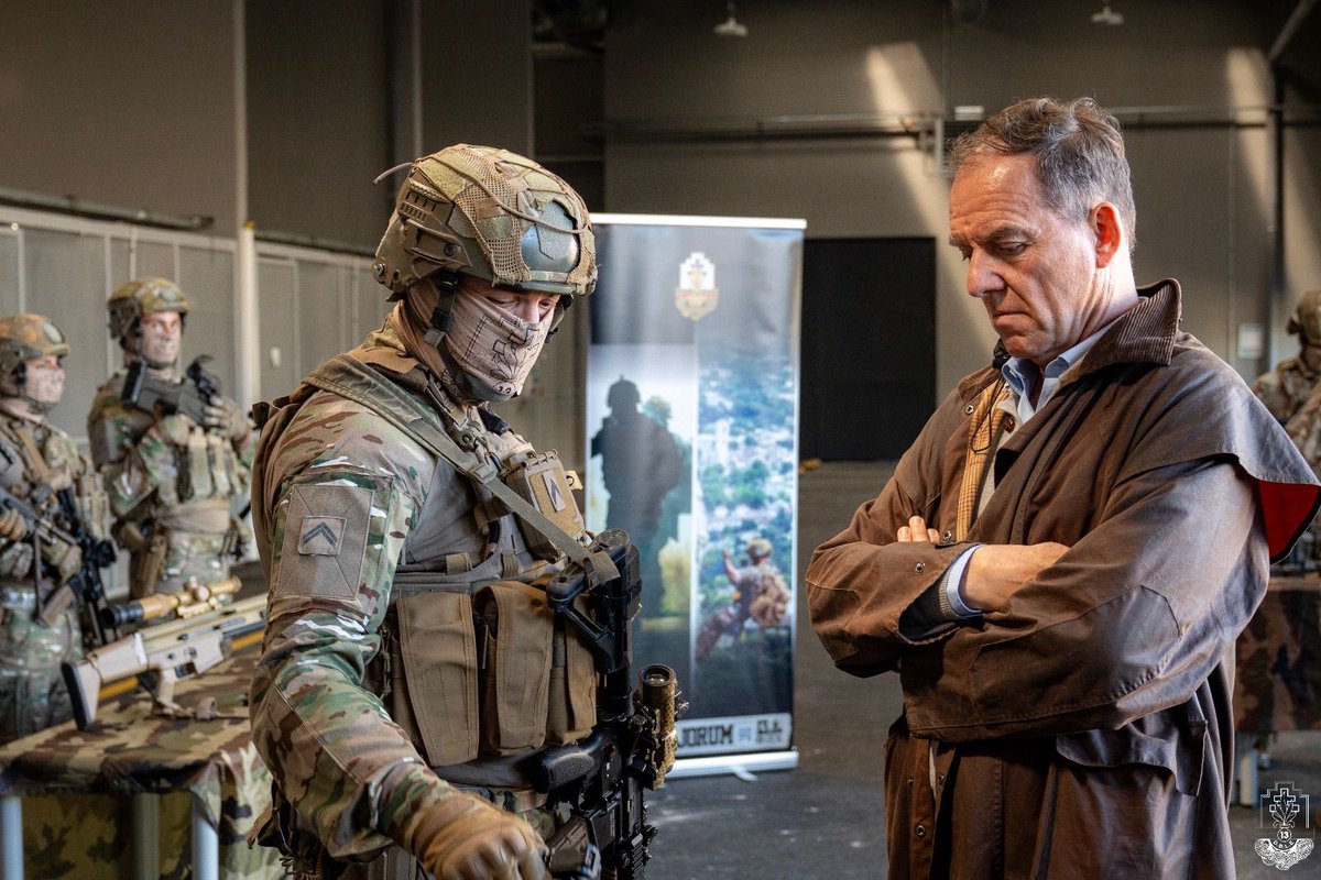 Cdc_13eDBLE's tweet image. [#13DBLE]

🟢🔴 La #13DBLE a eu l’honneur d’accueillir le vice-amiral (2S) Loïc Finaz, ancien directeur de @ecoledeguerre, pour une visite du régiment et une conférence ouverte aux Millavois.

Thème : les enjeux du management dans un monde de plus en plus instable.

Devant