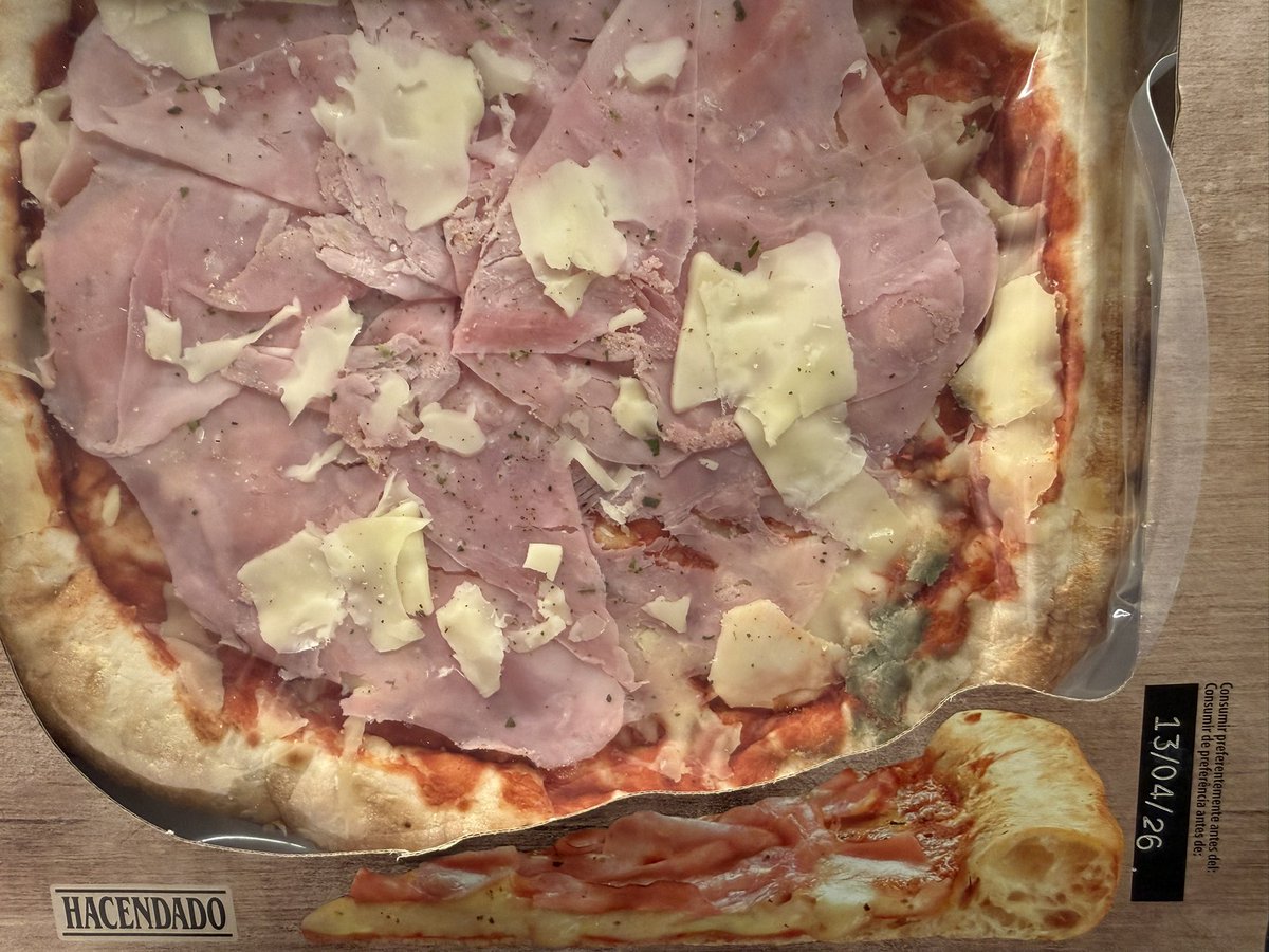 sularr's tweet photo. @Mercadona Hoy he comprado esta apetecible pizza Prosciutto aderezo especial de moho…. https://t.co/xCS83Vkicy