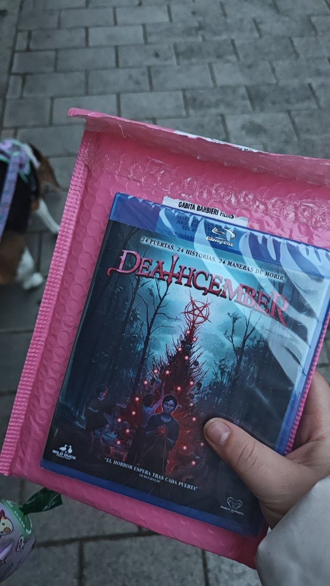 _Alanya_'s tweet photo. @FilmsGabita Me gustaría saber como es posible que os haya comprado a través de amazon la película Deathstalker y al abrir el paquete me encuentre esto? https://t.co/ae30qP3P0y