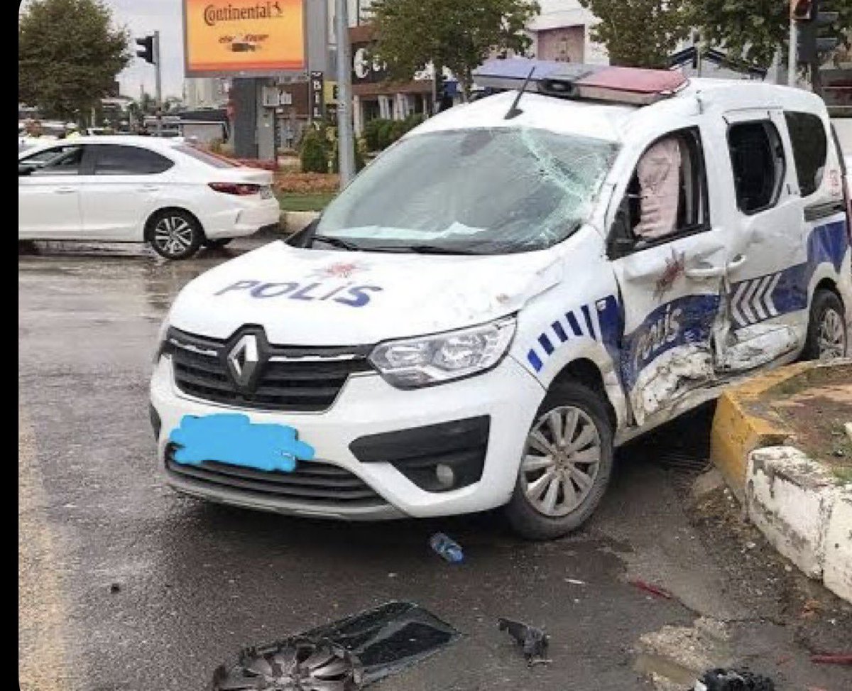 Polise deniliyor ki:
“Git göreve, acil olaya müdahale et!”
Ama aynı araçla kaza yaparsa:
“Masrafı sen öde!”
Devlet kendi görev aracını kaza yapan polise ödettiriyor ancak gece hiç uyumadan nasıl 12 saat araç kullanıyorsun demiyor. 

#PoliseYaşamHakkı