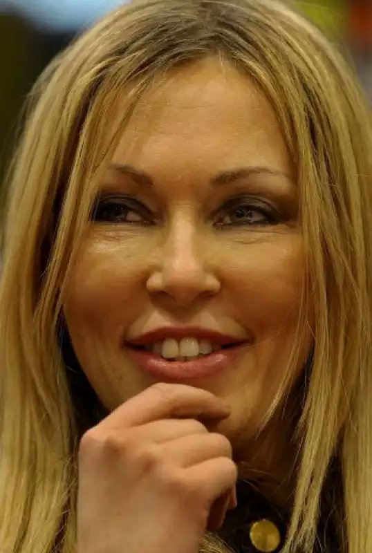 'ElegantFleming tweet media