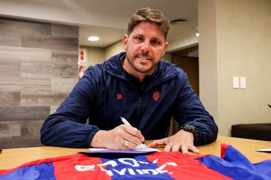 Es la oportunidad de mi vida, me acaban de comunicar que nuevamente soy el entrenador del primer equipo, ya que no viene nadie.
Gracias a la dirigencia por confiar en mí, les prometo que no les voy a fallar.
Casla 2027 💙♥️💙.