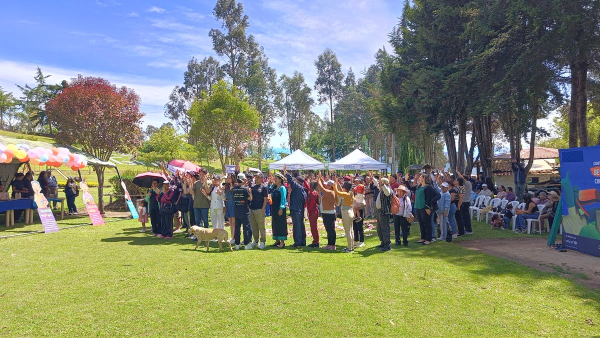 Salud_Loja's tweet photo. #ElNuevoEcuador  | La @Salud_CZ7 realizó el evento "𝙋𝘼𝙒𝙆𝘼𝙍 𝙍𝘼𝙔𝙈𝙄 𝙔 𝙊𝙇𝙇𝘼 𝘾𝙊𝙈𝙐𝙉𝙄𝙏𝘼𝙍𝙄𝘼" en el Parque Colinar Carigán del cantón #Loja. Este evento reunió a autoridades locales del MSP y miembros de la comunidad para reflexionar sobre el bienestar colectivo https://t.co/iE1TFLqMy5