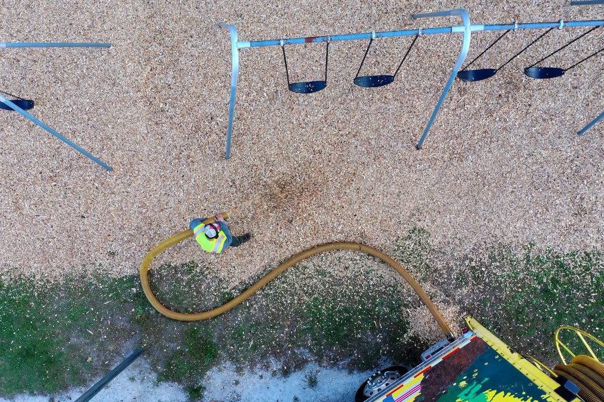 MulchOf's tweet photo. It's the first day of spring!

Now is THE time to contact the specialty landscape specialists at Mulch Express of Wisconsin for your 2026 project. 

For more on how Mulch Express of Wisconsin can liven up your landscape, call 920-726-4840 or email 
mulchexpressofwi@gmail.com. https://t.co/a2YKwzkpc7