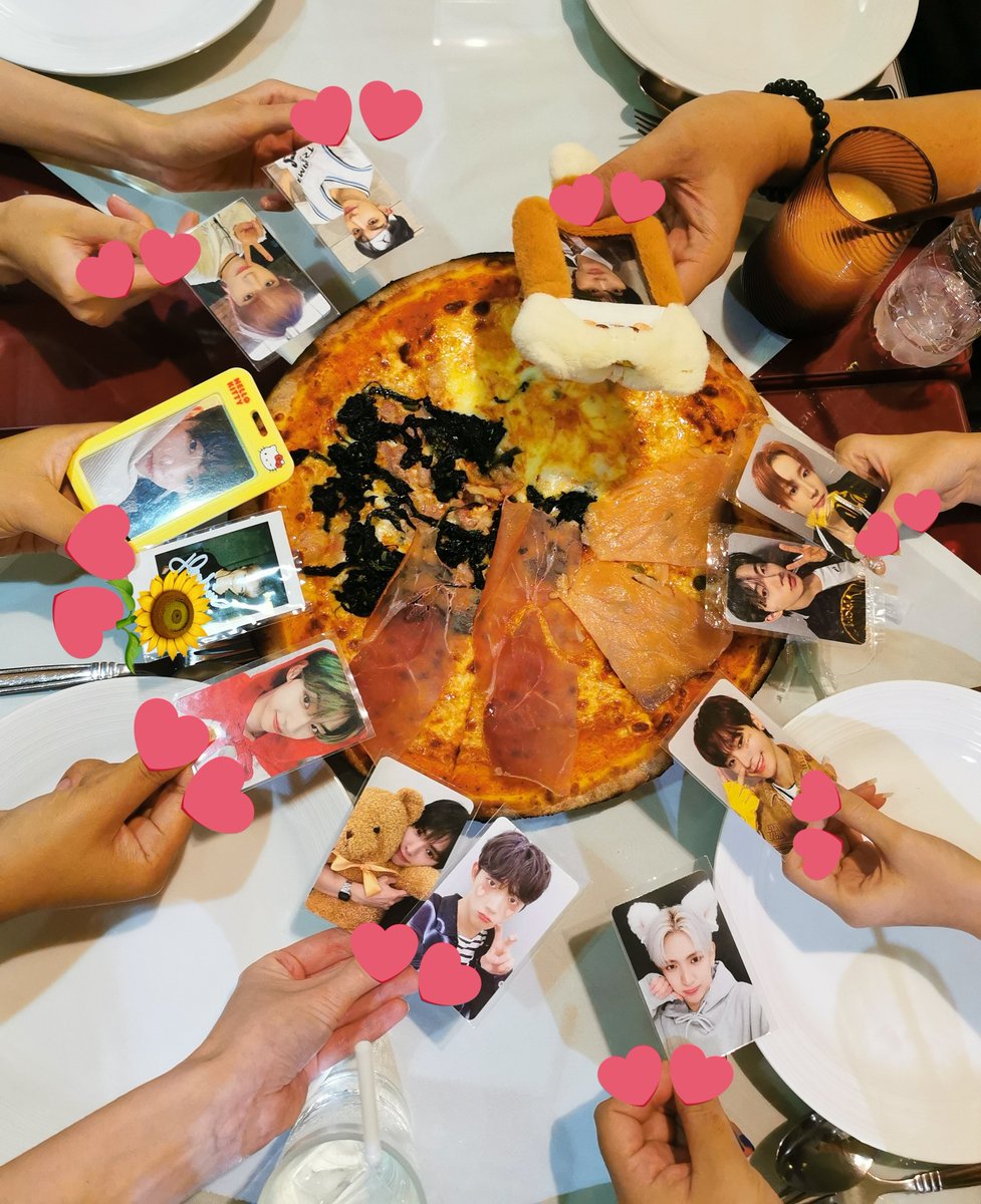 CaramelRabbitt's tweet photo. อัยไทย 4th meet ❤️
🍕🍝 Da Mamma

เหมือนรีรันรอบ KCON ที่กินพิซซ่า วันนี้ที่นัดกันนับย้อนไปก็ใกล้วัน KCON พอดี 😂 ดีใจที่ได้เจอทุกคนคับบ 🥰 https://t.co/jZfA0YxFQa