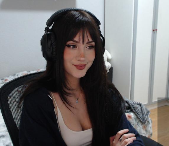 M a y l é n tweet media