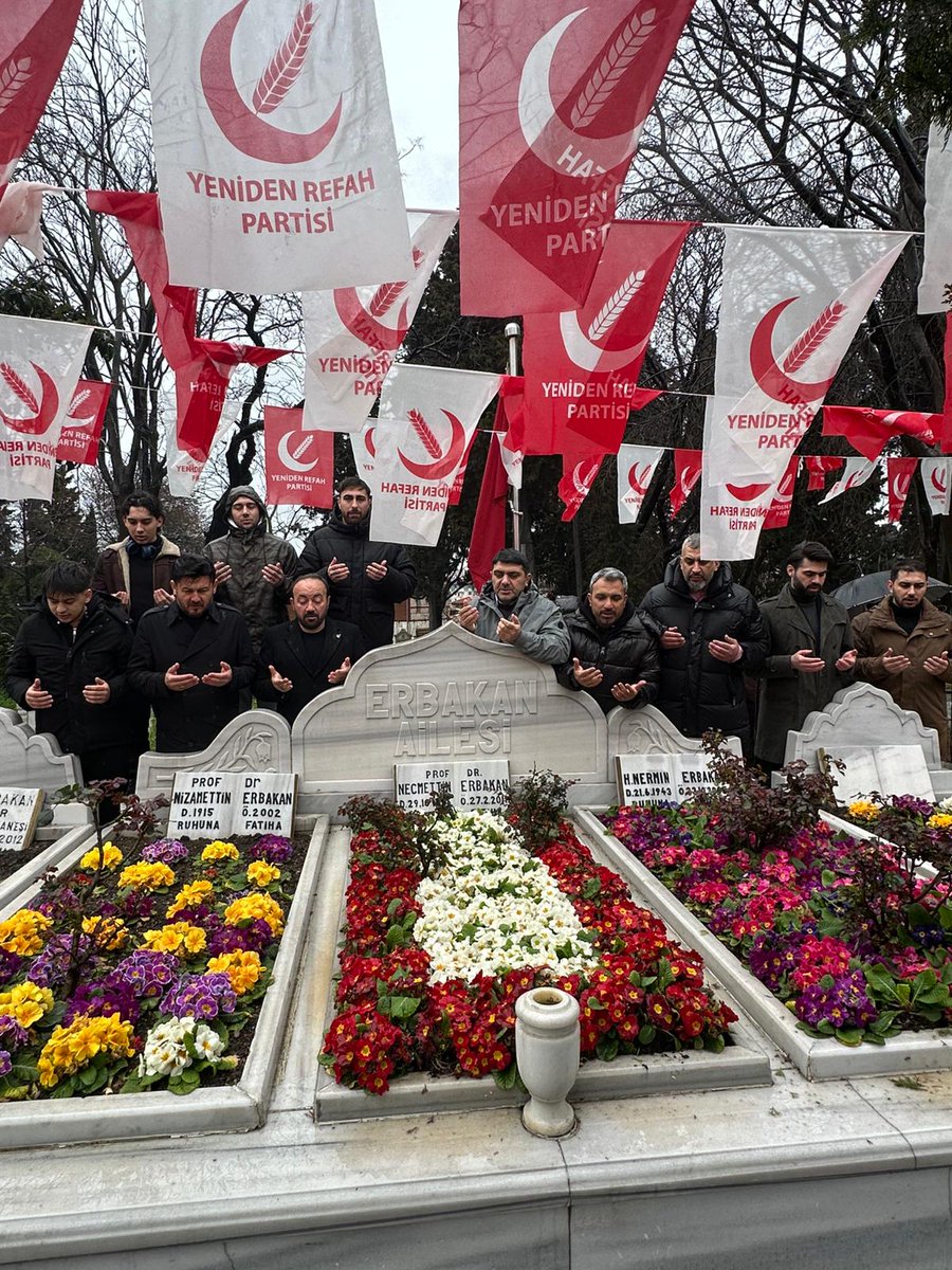 İlçe başkanımız sayın Osman çelmeli , yönetim kurulu üyelerimiz ve gençlik kollarımızla birlikte Erbakan hocamızın kabri başında bayramlaşma programına katılım sağladık