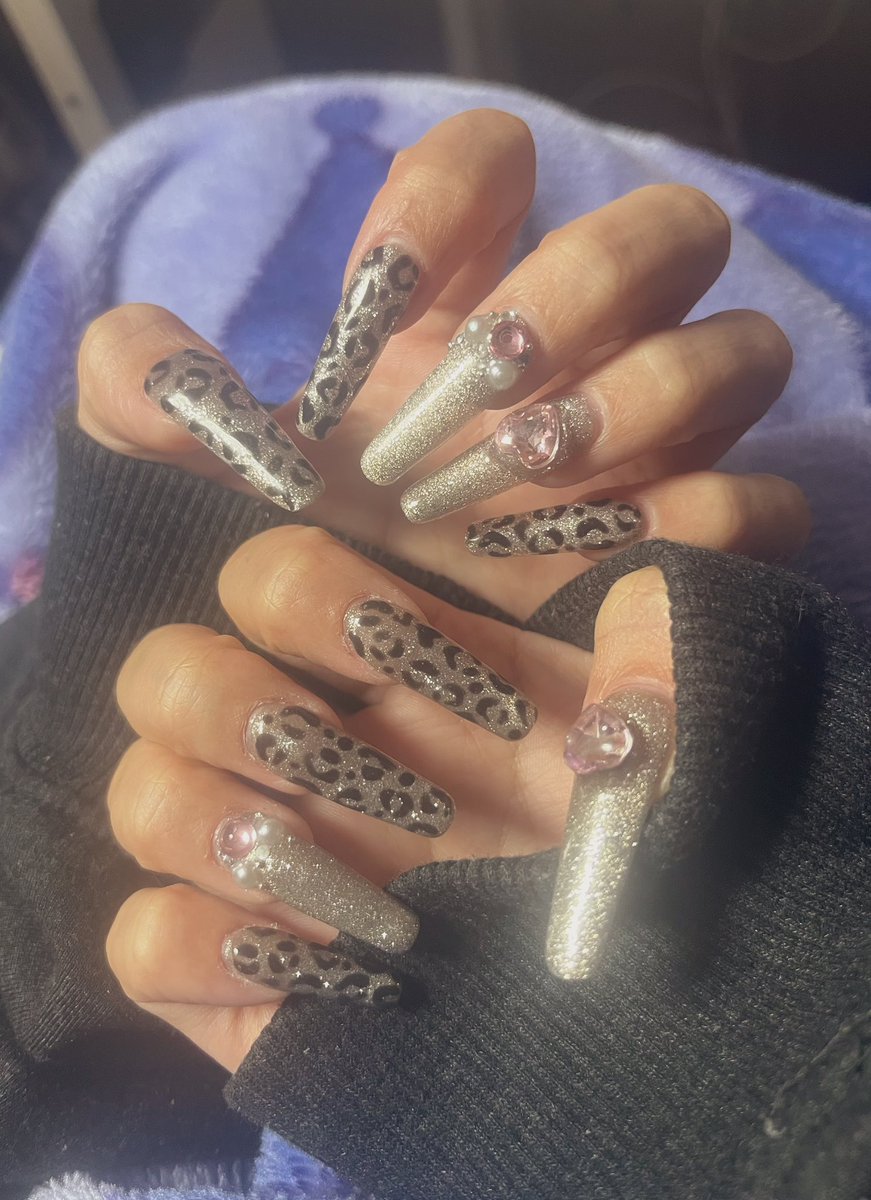 今の職場ネイルが自由すぎてロングにしちゃった〜💅
1本かいたらヒョウ柄描くの飽きちゃって適当になっちゃった