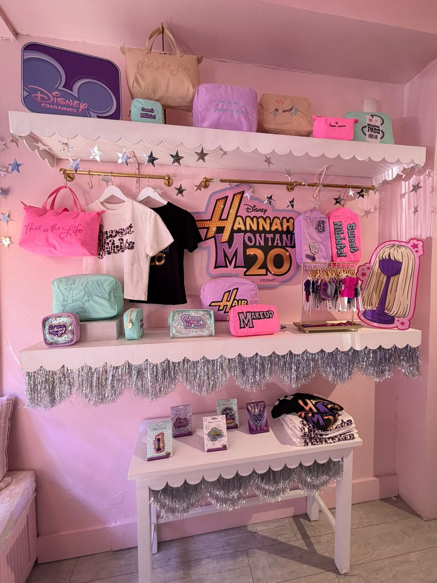 Miley Cyrus France tweet media