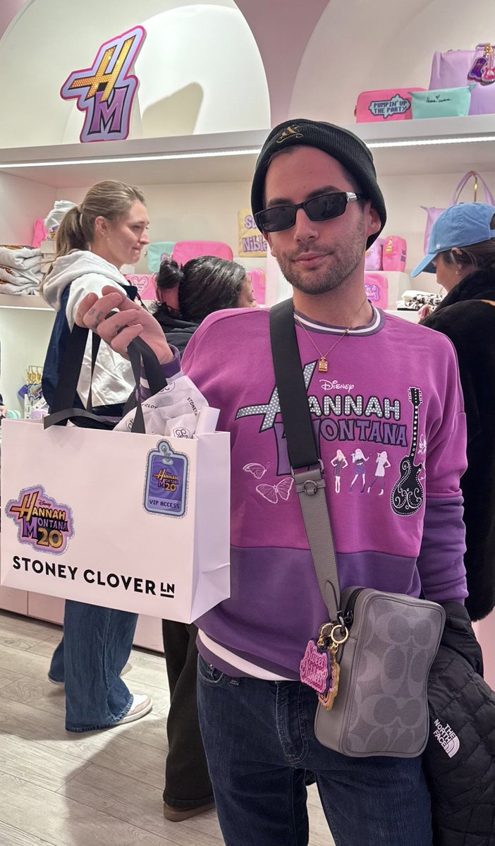 Miley Cyrus France tweet media