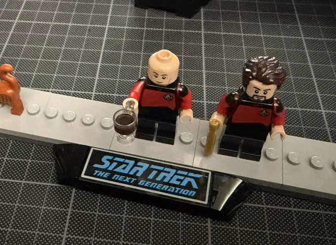 深夜の #LEGO 円盤部のベースをいよいよ本体に合体! デカくてボードにはいらんので、ソファに移動してパチリ。 フィギュアは、ピカード。せめて頭頂部の半円パーツがあっても良かったかも。 #エンタープライズ #スタートレック