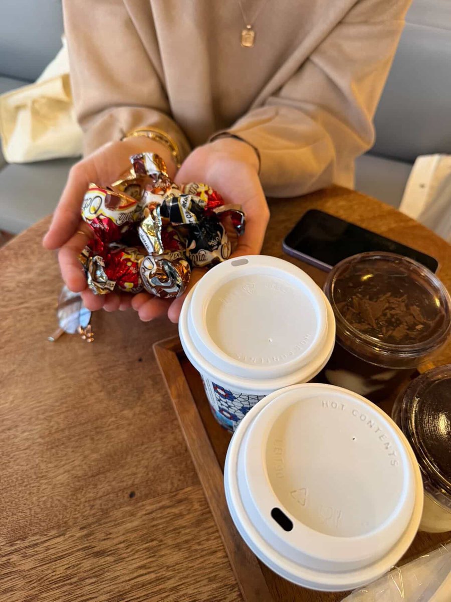 Espressonun baristalarına bir avuç bayram çikolatası götürdüm ve böyle döndüm ince düşünceler karşılıklı 🫶🌸🍬