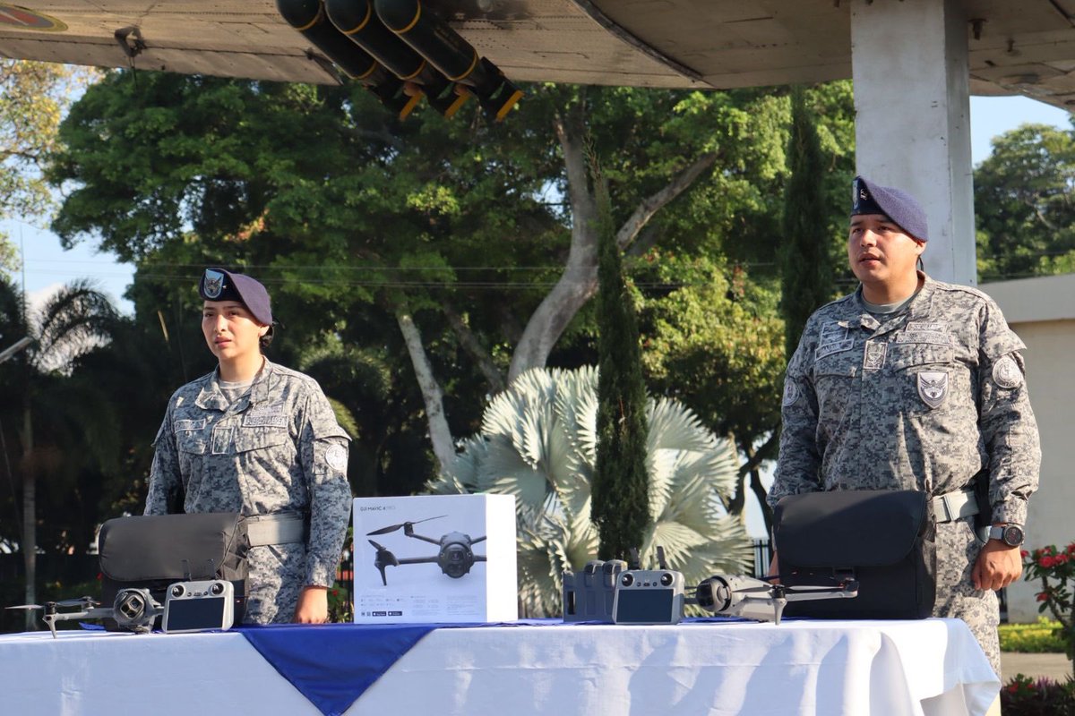 FuerzaAereaCol's tweet photo. Tres drones de última tecnología llegan a la Escuela Militar de Aviación gracias al trabajo articulado con la @AlcaldiaDeCali, fortaleciendo así la presencia institucional en distintos sectores de la ciudad.
➡️https://t.co/yMPvZ5KI57
#SiempreFirmes
#EMAVI
#AdAstra🚀 https://t.co/WrT3X1z7Kx