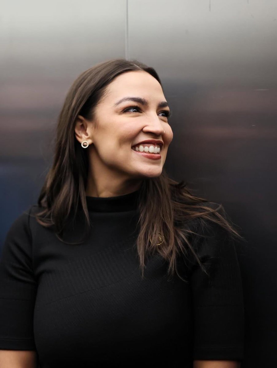 ꧁ R I L E Y ꧂ tweet media