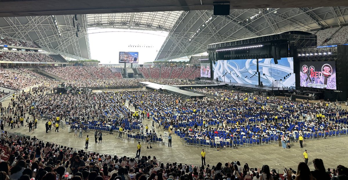 chronicle520's tweet photo. 先々週はシンガポール行ってきた！
去年ほんっっとに楽しかったから今年も絶対に行くと決めていて無事叶えられた！
スタジアムの屋根から外が見える会場も良いしやっぱシンガポール好き〜〜
また行けますように！！ https://t.co/0ktBRt4OJU