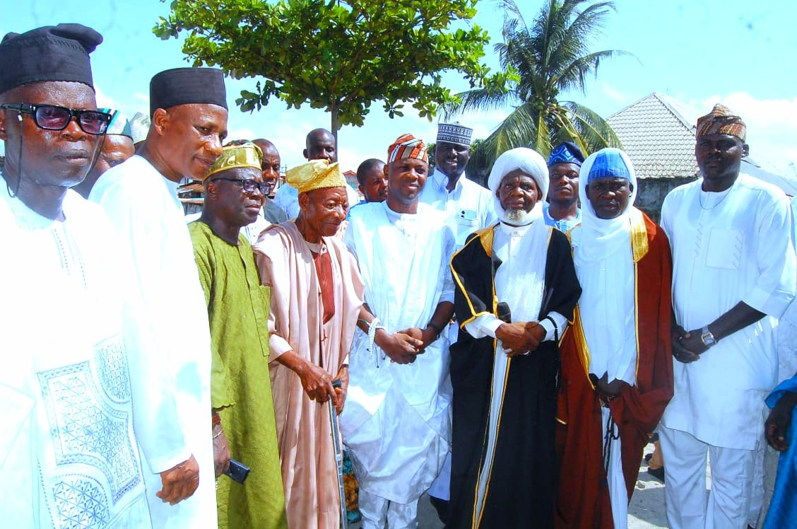 Olojede_25's tweet photo. Unity in Faith, Hope in Action

Returning to my usual playground at Ijegun Egba for Eid prayers, I am humbled by the sea of faces joining me. 30 years of prayer here, but this year carries a special significance of divine favor. 🕋✨

As we navigate global and national challenges, my message remains: stay peaceful and prayerful. Under the #RenewedHope mandate, we are fostering the inter-religious harmony that makes Lagos a beacon of excellence.

Together, we are resilient. Together, we are one. 🇳🇬

#EidMubarak #OriadeLCDA #RenewedHope #LagosState #HonOlojede
