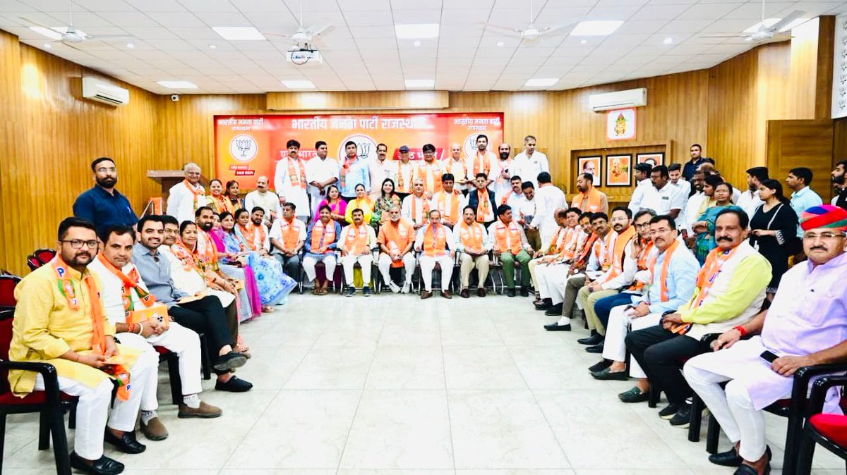 BhoopSpoonia1's tweet photo. 📍 जयपुर
आज भाजपा प्रदेश कार्यालय में आयोजित पार्टी प्रवक्ताओं एवं पैनलिस्टों की महत्वपूर्ण बैठक में शामिल होने का अवसर मिला। बैठक के दौरान केंद्र व राज्य सरकार की जनकल्याणकारी योजनाओं तथा ऐतिहासिक उपलब्धियों को मीडिया में तथ्यपरक, प्रभावशाली एवं सकारात्मक ढंग से प्रस्तुत करने https://t.co/TcMiN0nbt6