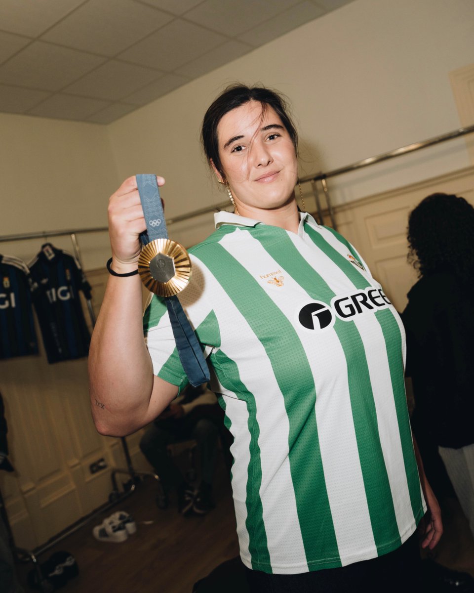 RealBetis's tweet photo. Paula Leitón, una representante olímpica para el Real Betis en #LALIGAFashionNight

#LALIGARetro

https://t.co/kfYZo52JCn https://t.co/GTj5otibof