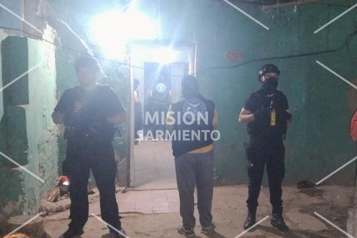 ministerio2024S's tweet photo. Misión Sarmiento – Villa Mercedes: la Policía anuló dos centros de venta y distribución de drogas, incautó sustancias valuadas en más de un millón de pesos y detuvo a un joven
https://t.co/UZZoDYpc5n https://t.co/jsBkUjOh3w