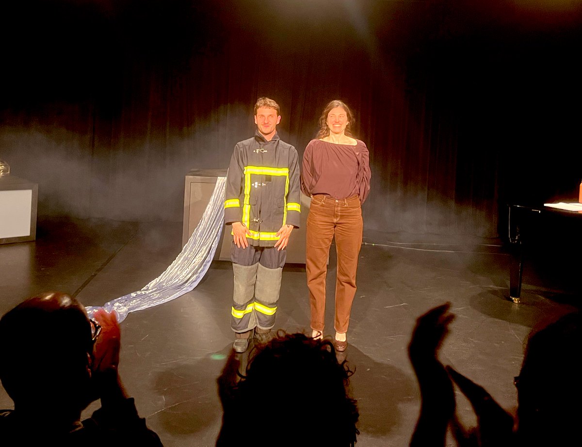 eschapasse's tweet image. ✨ Formidable #spectacle d’Olivier Debbasch et Ariane Dumont-Lewi (compagnie Près d’un lac) sur la #scène des Plateaux @LPSauvages. Courez voir « Fouiller Bercer #Pompier » 💫 #Théâtre #Culture