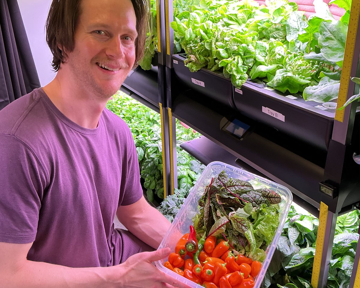 NASA_Johnson's tweet image. Working in your garden on this first day of spring? 🌱

We are too! Here, crew inside CHAPEA, NASA’s yearlong Mars simulation, tend to their hydroponic crop system. Their work helps us evaluate how plants may impact the physical &amp;amp; mental health of crews headed to deep space!