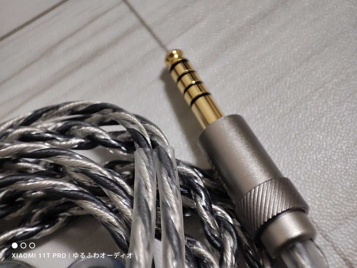 snow_el's tweet photo. #れいんのレビュー #PR GoodSound Audio Store

『 TinHiFi T6 』 価格帯：A10K

星が6つなtinhifiのtシリーズ (By れいん)★6

🙇‍♂️「いいね❤️、RP🔃、リンクタップ📲、ブックマーク、感想リプ」は活動の励みになります

「 ☔音以外の仕様、使い勝手について🐈 」
tinhifiのアンダー2万円のイヤホンになります、本機の特徴としましては1DD+1平面駆動を搭載している点ですね、tinhifiで多ドライヤホンという点でも結構珍しいなという印象がありますね。
まず本体を見ていくと、本体はアルミニウムになっており、ひじょーに軽量です、フェイスプレートは天然木が使われており、シックで落ち着いた雰囲気の見た目で高級感を感じますし、何より使うシチュエーションを選ばない見た目なのが良いですね。
端子がtinhifiにしては珍しくQDC2pinを採用、tinhifiのイヤホンは、ほとんどフラット2pinだっただけに驚きましたね。
ストックケーブルがかなり優秀で、絡まりにくくてクセも付きにくくタッチノイズも少なくて色もイヤホンにあわせて、白黒の落ち着いた色合いですし、何より4.4mmと3.5mmにプラグを交換出来るようになっており、音質も十分に良いので、リケーブルの必要性は皆無なイヤホンかなと感じましたね。
イヤーピースも3種類入っておりシリコンのフィット感の良いイヤーピースに標準的なイヤーピースが各種3サイズに、フォームタイプのイヤーピースが1セット、さらにノズル交換ギミックもあり、三種類のノズル交換で音に変化をつけられます、付属品はかなり充実しており、コスパに優れたイヤホンと言えるでしょう。

「 ☔音について🐈 」
評価時機材：特記なし(Blog、sheet参照）, エージング期間：～3分, 評価時間：～3時間

さて音質ですが、王道な微ドンシャリで帯域バランスはかなり優れたイヤホンです、音色はやや寒色系で高音がカラッとした音色ですが、低音はほんのり暖色系で多ドラ感のある音になっています。
解像度は価格帯の中でも抜きでており、音の細やかさや音の輪郭がクッキリしており、音の厚みもあるため音が上品で情報量が多いので音が良いなと素直に感心してしまうくらいに良い音です。
たくさんイヤホン聴いてきましたがワングレード上の音の良さを感じられるくらいめちゃくちゃ良いです、この価格帯ではトップクラスの音質を持ったイヤホンに感じました。

高音域は本体の端子付近にベントが設けられており、そのおかげもあって抜け感の素晴らしい高音です、ピアノやボーカルの倍音がイキイキとしており、弾むような美しい響きのある高音が特徴的で、金属系の楽器の音も響きが良く、やや美音に感じるくらい素晴らしい高音です。

中音域は凹みもなく、ボーカルはやや乾いた音色感であるものの、ブレスの表現や声の余韻まで美しくボーカル好きにも刺さるような音質を持っています、現に自分に刺さっています、このイヤホン凄い好き。
音の分離感もかなり良く、楽器の音も追いやすく弦楽器やピアノの音は力強く音圧強く出してくれるのでノリの良い音に感じられます。

低音域はキレが良く、重低音まで深さもありつつミッドベースも追いやすく、アタック感もやや鋭く重さも感じられる音で質感の良い低音です。
生楽器系のドラムやベースの音も表現はとても良いですが、電子音の低音が聞き入ってしまくらい楽しい音が出ます、どの帯域も完成度が高いです。

音場は広く、左右と音の前後感が広く立体的でオーケストラやジャズも映えますが、ボーカルに奥行き感を感じられるのでホール感のある音です。
音の定位も捉えやすく、音の距離感や位置を把握しやすくゲーミングでもASMRでもすべてのコンテンツを高いレベルで楽しめるイヤホンです。

「 ☔れいんのまとめ🐈 」 れいんの主観的好み★6
まとめると、総合力の高いイヤホンかつ付属品も揃っており、この価格帯で凄いの出してきたなと感じられて、完璧に近いくらい理想的な音を出してくれるイヤホンです、特に高音の抜け感はトップクラスに良いので音楽をより楽しく聴けるリスニング体験をさせてくれると思います。
音源は比較的選びませんが、強いていうならkey作品の曲やジブリの曲は雰囲気が凄く良くて聞き入ってしまいました、tinhifiは元々地力の高いメーカーだとは思ってましたがU20000円のイヤホンの中では一番好きなイヤホンになりましたし、tinhifiのtは不敗神話のTだという事を思い知りました、とてもオススメですよ

「❄️参考 すのーの試聴レベル好み」
主観的：未聴 
客観的：未聴
 *過去のBlogでの点数を★数にした大まかな評価、れいんさんの評価軸とは異なります
価格帯A10K 2026 暫定Tier 未定

🔗AliExpress #AD
https://t.co/Zz3r3fwyGI