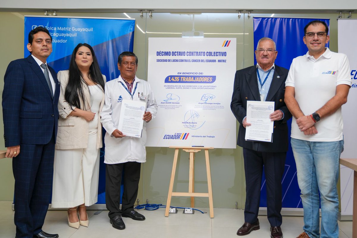 MinTrabajoEc's tweet photo. El ministro @haburbano participó en la firma del décimo octavo contrato colectivo en @SolcaGuayaquil, un acuerdo que beneficia a 1.435 trabajadores y reafirma el respeto a sus derechos, fortaleciendo un entorno laboral más justo, digno y con oportunidades.
#ElNuevoEcuador https://t.co/aTmRFSuS6w