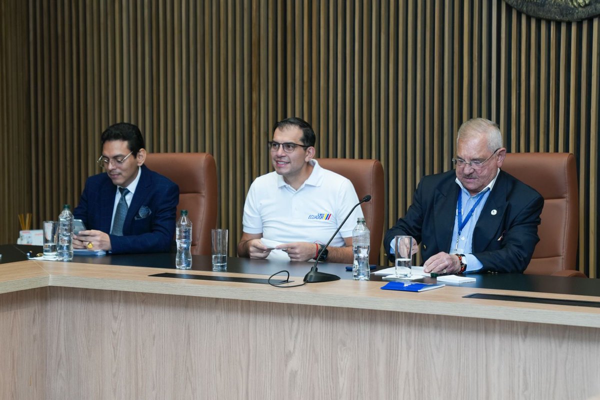 MinTrabajoEc's tweet photo. El ministro @haburbano participó en la firma del décimo octavo contrato colectivo en @SolcaGuayaquil, un acuerdo que beneficia a 1.435 trabajadores y reafirma el respeto a sus derechos, fortaleciendo un entorno laboral más justo, digno y con oportunidades.
#ElNuevoEcuador https://t.co/aTmRFSuS6w