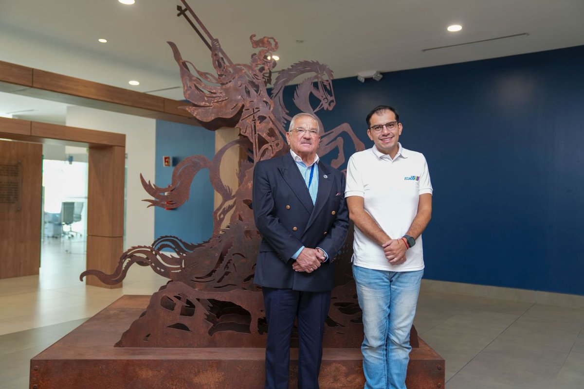 MinTrabajoEc's tweet photo. El ministro @haburbano participó en la firma del décimo octavo contrato colectivo en @SolcaGuayaquil, un acuerdo que beneficia a 1.435 trabajadores y reafirma el respeto a sus derechos, fortaleciendo un entorno laboral más justo, digno y con oportunidades.
#ElNuevoEcuador https://t.co/aTmRFSuS6w
