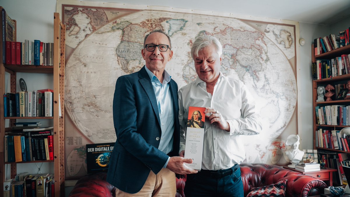 JurgenElsasser's tweet image. Hoher Besuch in der #COMPACT-Redaktion – und ein schönes Mitbringsel! @Joerg_UrbanAfD