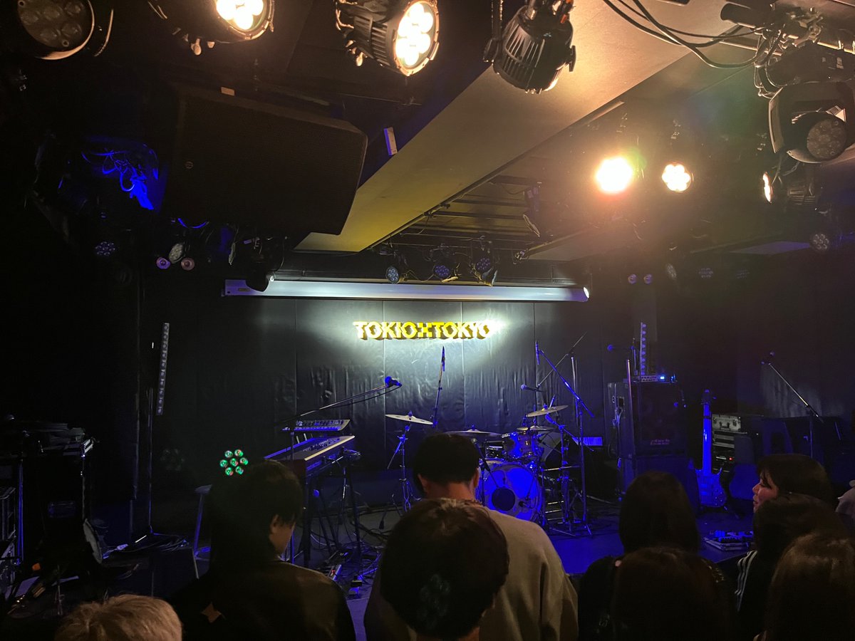 kitta_kata's tweet photo. 2026.3.20 #新東京 #NeoNeo /TOKIO TOKYO
OPのインスタレーションを想起させるような展開からグッと引き込まれて、新ボーカルJINさんの登場で空気が潤むような素敵な世界観でした
楽器3つ声1つで一生不思議な音が鳴っている!すごい!良すぎて6月のワンマンも買いました 新曲も楽しみです https://t.co/qf25BlOwJi