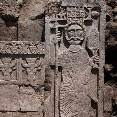 كل يوم معلومة 💡 
من هو الملك الذي طافت خيوله أرجاء الجزيرة ووصلت تخوم بلاد فارس؟ إنه 'أسعد الكامل'، التبع اليماني الذي وحّد الأرض وبنى القصور وكسى الكعبة المشرفة. في عهده بلغت الدولة الحميرية أوج مجدها وقوتها. تاريخنا ممتد وعظيم بعظمة جبالنا. 👑⚔️ #تاريخ_اليمن #حمير #ملوك_اليمن"