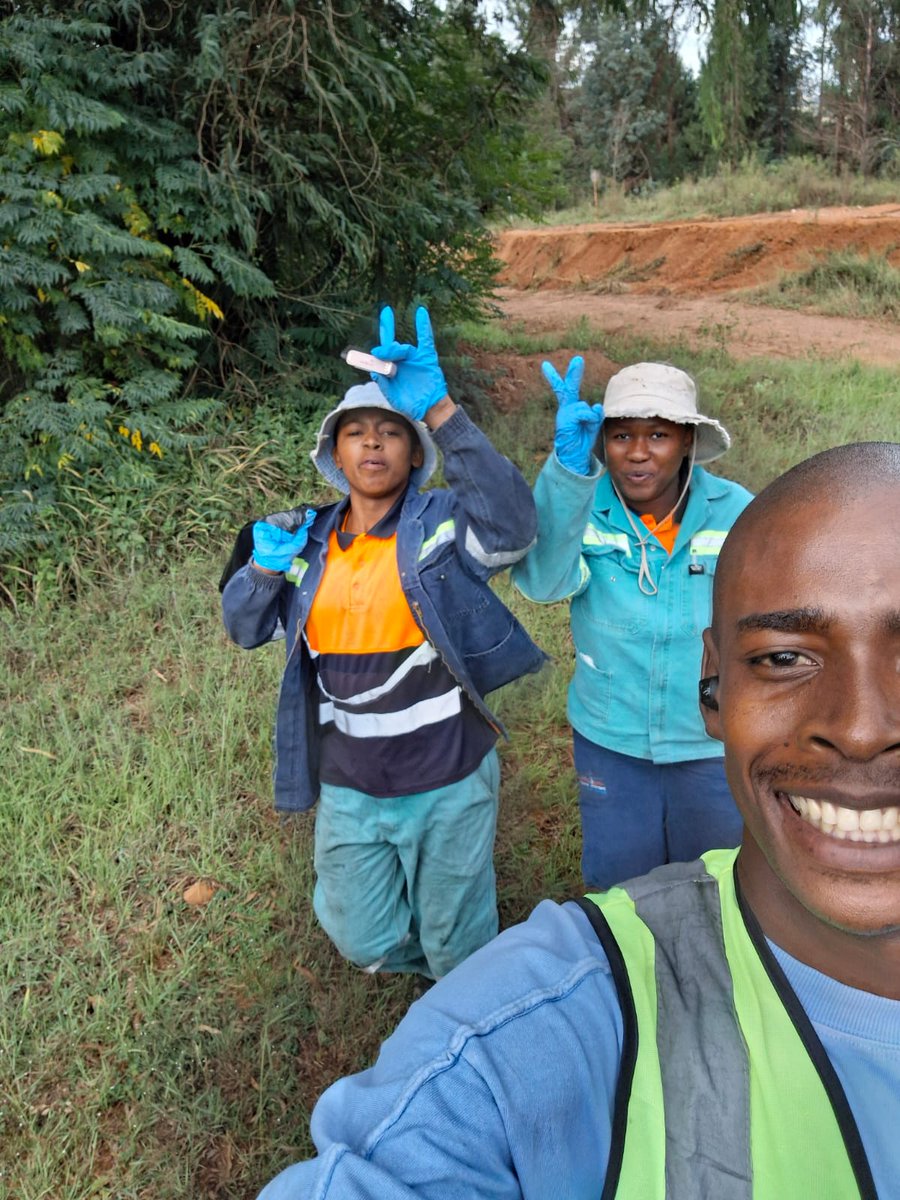 Taking action for a cleaner environment, the team at #khanyecolliery commemorated Global Recycling Day by cleaning up the mine’s surrounding area.  
The mine collaborated with Waste Aside, to assist with waste removal. #GlobalRecyclingDay #canyoncoal #menar #SustainabilityAtMenar