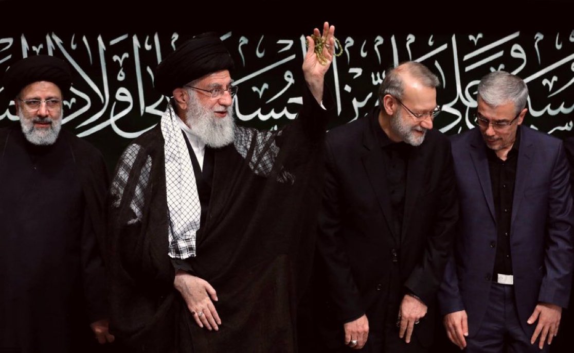 ثمة جمالٌ هادئٌ لا يُنكر في شعر الشيب لدى من كرّسوا حياتهم لخدمة الله. فكل خصلةٍ تحكي قصةً لا تقتصر على العمر فحسب، بل تروي قصة تضحيةٍ وصبرٍ وإيمانٍ راسخ. إنها تعكس ليالٍ قضوها في الصلاة، وأياماً صمدوا في الكفاح.
