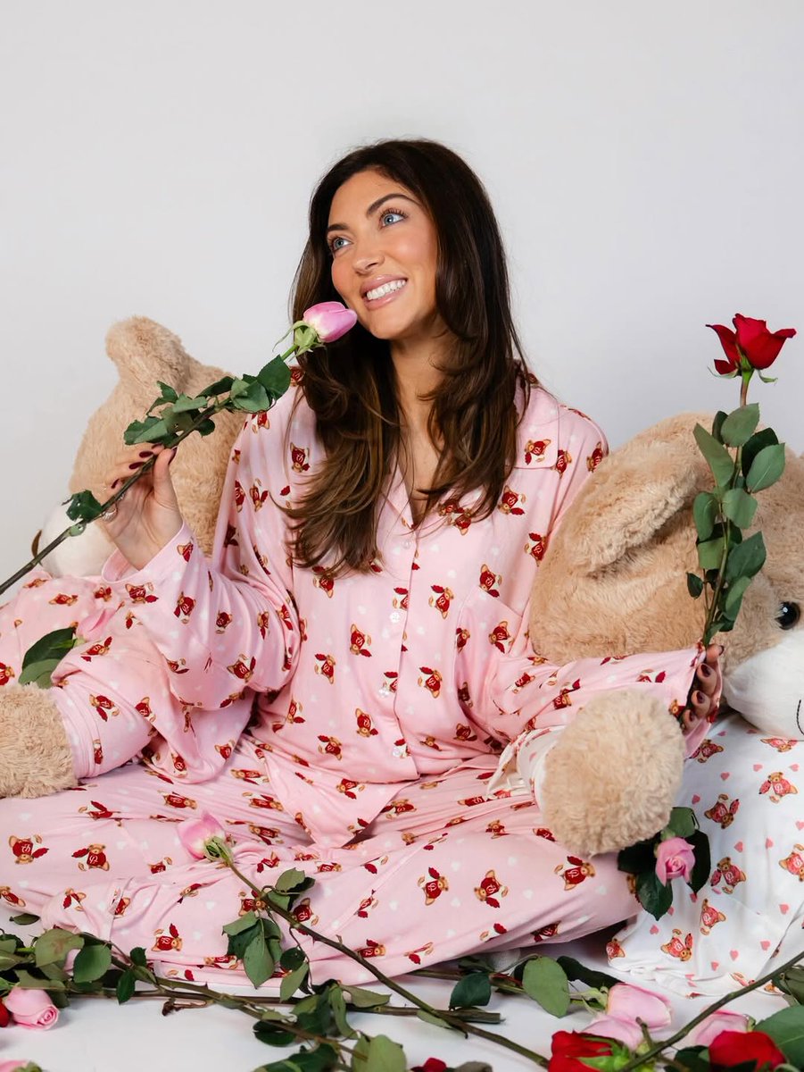 EmilyBrook18641's tweet photo. VDAY GIVEAWAY🌹🌹🌹 CLOSED! Winners: @
@
10 OF YOU are winning pajamas in the color of your choice!!! To celebrate our new Teddy Rose pjs dropping 2/5 noon est🧸💌
To enter:
*  Like this post
*  Follow  &amp;  on IG
*  Tag your valentines &amp; your galentines- e... https://t.co/s8z8uafKNz