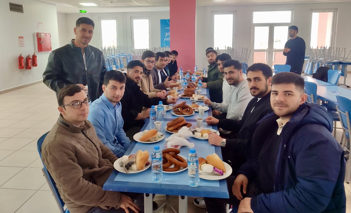 Kirklareli_KYGM's tweet photo. 📍Şemseddin Sami Yurdu

Bayramın bereketini ve neşesini öğrencilerimizle paylaştık.☺️

Düzenlediğimiz bayramlaşma ve kahvaltı buluşmamızda gönülleri birleştirdik, bayram coşkusuna ortak olduk.✨
#GSBYurtları https://t.co/Sym2fC4xFM