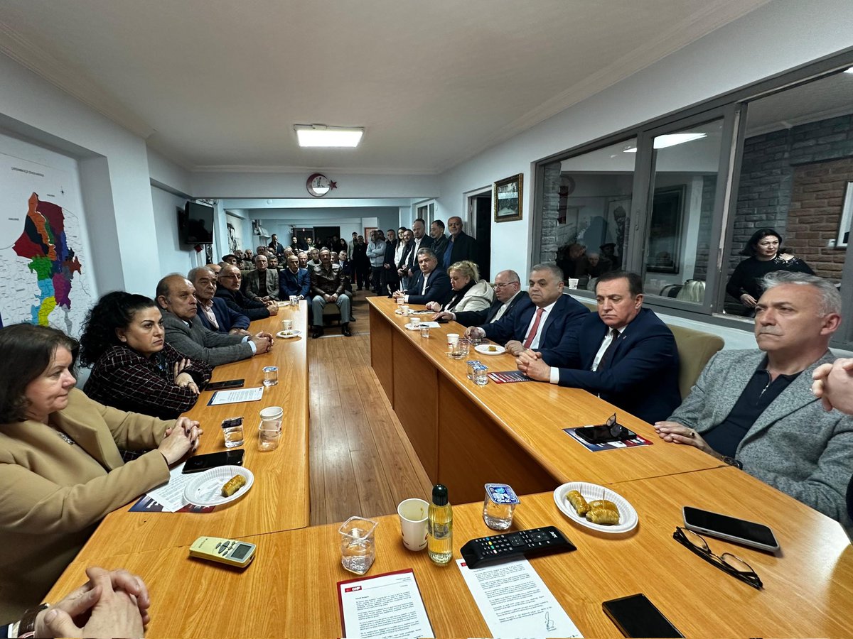 samsunyeniparti's tweet photo. Bayramlaşma programımızın üçüncü durağında Çarşamba ilçemizi ziyaret ettik. İl Başkanımız Mehmet Özdağ, Milletvekilimiz Op. Dr. Murat Çan, Atakum Belediye Başkan Yardımcımız Suat Yıldız ve il yönetim kurulu üyelerimiz ile birlikte; İlçe Başkanımız Bilgihan Bakır, ilçe yönetim kurulu üyelerimiz ve örgütümüzle bayramlaşarak bir araya geldik. Misafirperverlikleri için teşekkür ederiz.