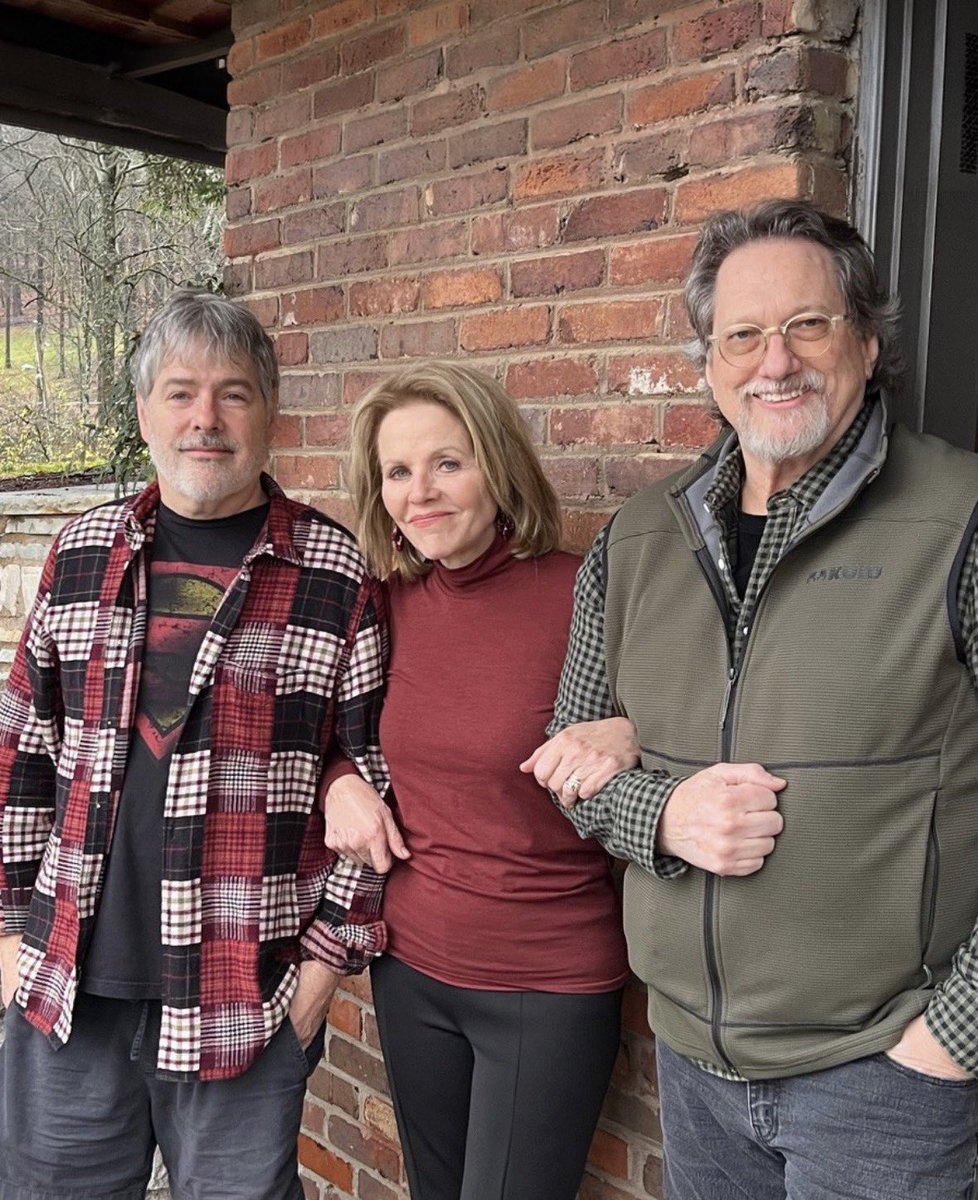 belafleckbanjo's tweet photo. I’m excited to announce my new album with @ReneeFleming, The Fiddle and the Drum, will be released on May 29 via @ThirtyTigers. You can listen to our debut single  “In The Pines” featuring the iconic @DollyParton now!

Pre-Order: https://t.co/cfd73tu6ko https://t.co/t9PNri6PGr
