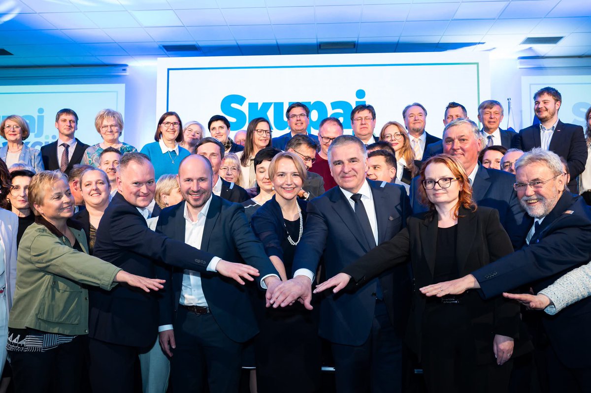 MatejTonin's tweet image. Slovenija potrebuje novo energijo, odločnost in jasne vrednote.

Na volitvah bom podprl najboljše - skupno listo #NSi #SLS #Fokus. Prepričljiv rezultat skupne liste  je ključ do drugačne, desnosredinske vlade.

Prihaja največje presenečenje volitev! 

#skupaj🥉🥉🥉#akcija