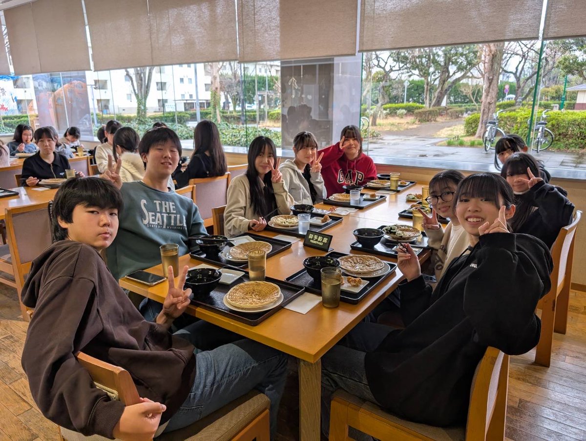 fss_gasshou's tweet photo. 定期演奏会に向けて集中練習がスタートしました！🎶 練習の時間がぐっと増えます。
そしてみんなでランチ🍽️ 楽しく、美味しくいただきました！
本番に向けて、少しずつ仕上がってきています✨ https://t.co/C4HLecgiYC