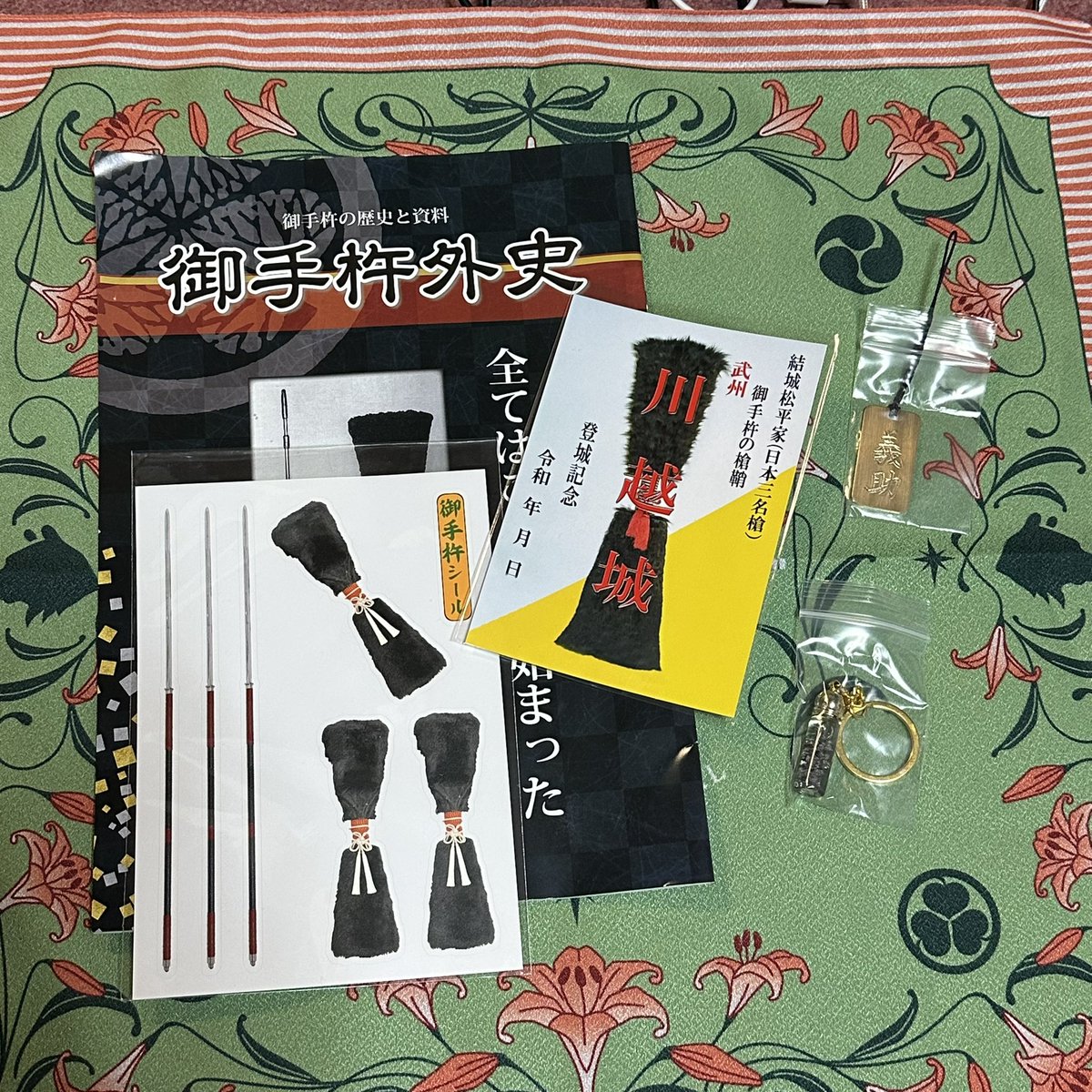 onigiri_dance's tweet photo. #御手杵祭2026 
今日連れてったギネたちと今回購入させて頂いたものたち。
皆さんにぎねいっぱいって言って貰えて本当に嬉しかった〜
銘切りは次やる機会があれば絶対これにすると決めてた文字
帰ってきてやっぱりアクスタ欲しくなってきちゃったので次は買う https://t.co/bFvuNVQPn7